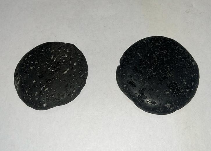 2 x Basalt Lava Schijf - 37gram totaal - diam.39mm en 44mm, Verzamelen, Mineralen en Fossielen, Mineraal, Ophalen of Verzenden