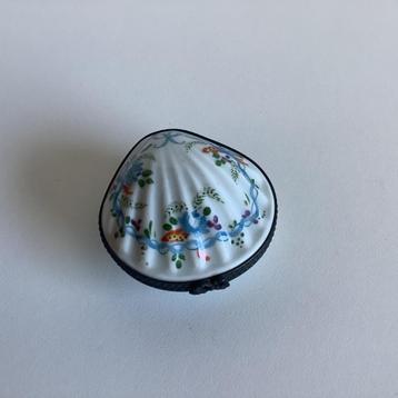 antiek schelpvormig Limoges pillendoosje beschikbaar voor biedingen