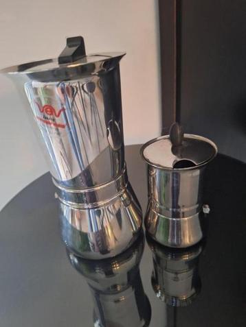2 Italiaanse koffiezetapparaten van 18/10 roestvrij staal. 4