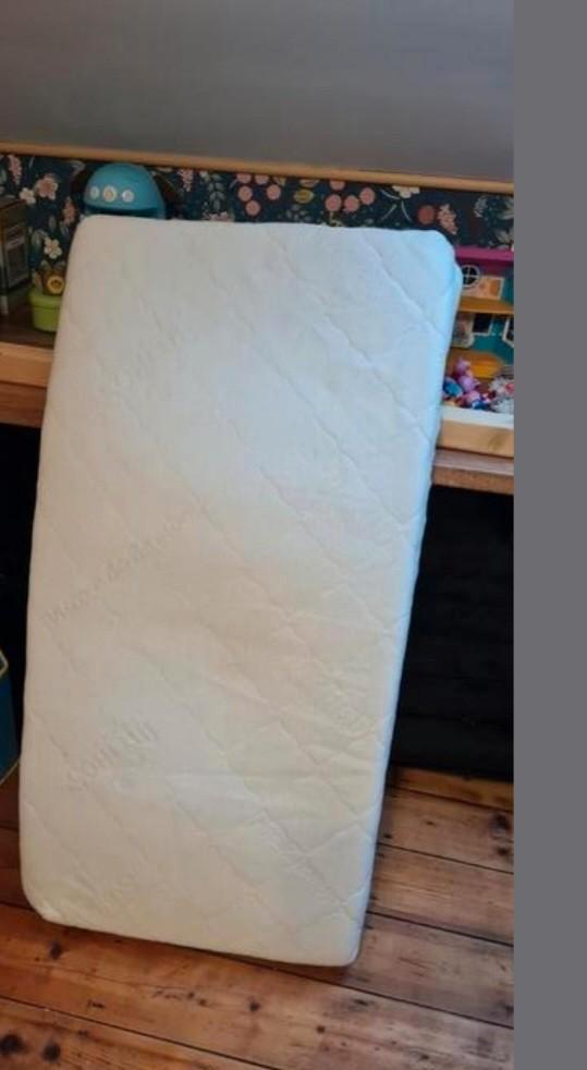Onberispelijke matras voor babybed, Huis en Inrichting, Slaapkamer | Matrassen en Bedbodems