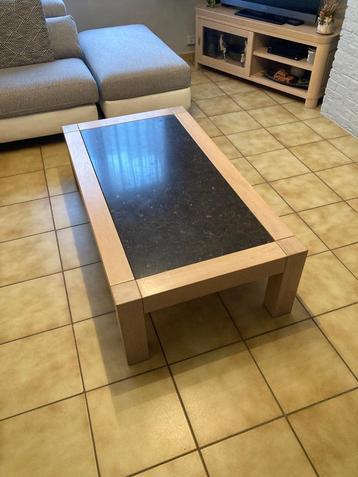 Tafel in de woonkamer beschikbaar voor biedingen