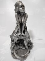Sculpture de femme SKULL T de  Samuel Boulesteix, Enlèvement ou Envoi
