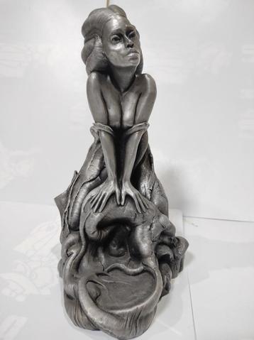 Sculpture de femme SKULL T de  Samuel Boulesteix