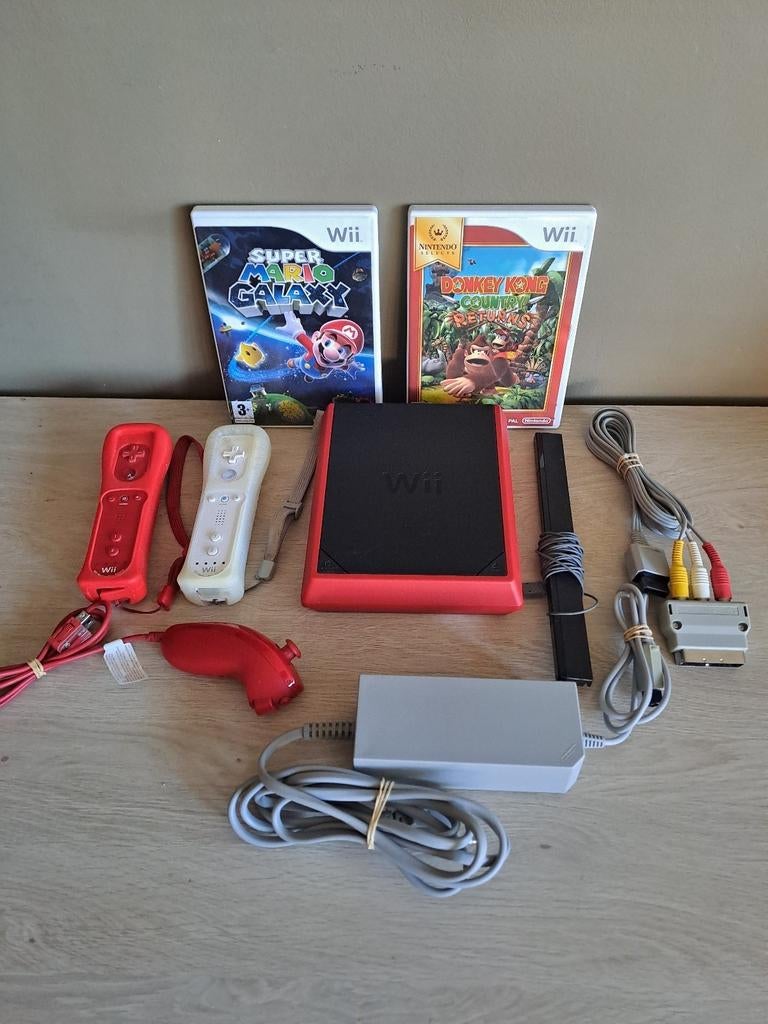 Nintendo WII Mini Red Version compleet + Mario & Donkey Kong, Games en Spelcomputers, Spelcomputers | Nintendo Wii, Zo goed als nieuw