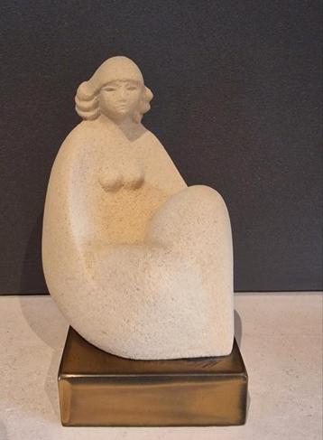 ' Sitting girl' handmade Belgium in marble on brass base.  beschikbaar voor biedingen