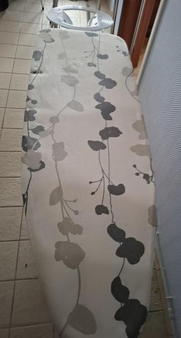 Brede strijkplank beschikbaar voor biedingen