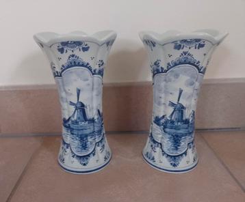 2 Delfts blauw vaasjes  beschikbaar voor biedingen