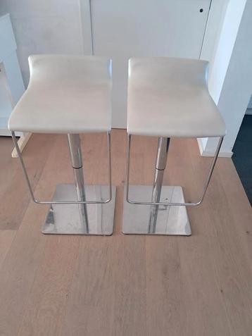 2 barkrukken beschikbaar voor biedingen