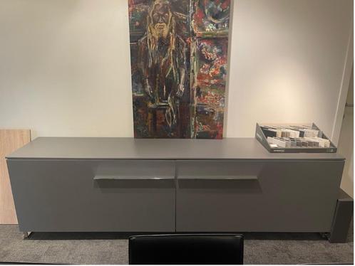 Grijs gelaktedressoir of TV kast merk MESURAEMME, Huis en Inrichting, Kasten | Dressoirs, Zo goed als nieuw, 150 tot 200 cm, 25 tot 50 cm