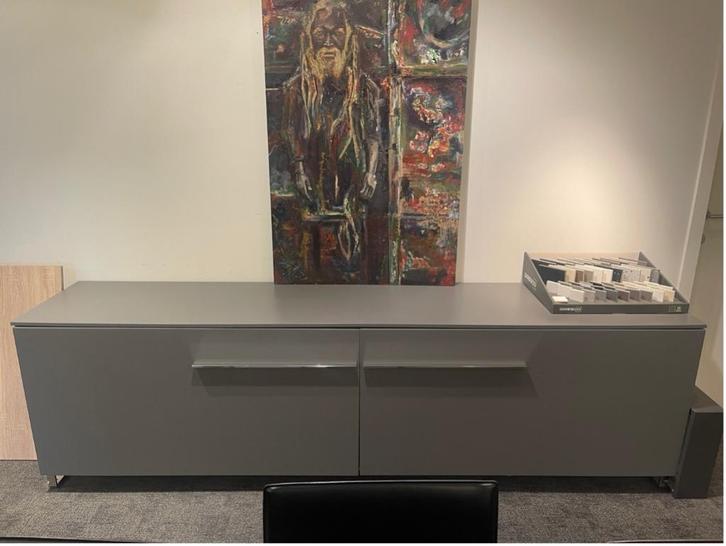 Grijs gelaktedressoir of TV kast merk MESURAEMME, Huis en Inrichting, Kasten | Dressoirs, Zo goed als nieuw, 150 tot 200 cm, 25 tot 50 cm