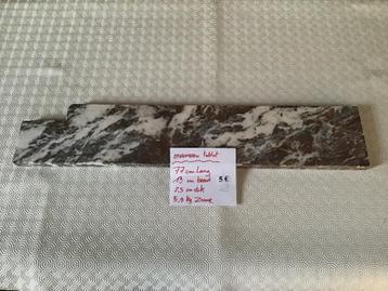 2 verschillende marmeren radiator tabletten beschikbaar voor biedingen