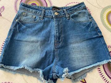 PRETTYLITTLETHING - Short en jean bleu taille 38