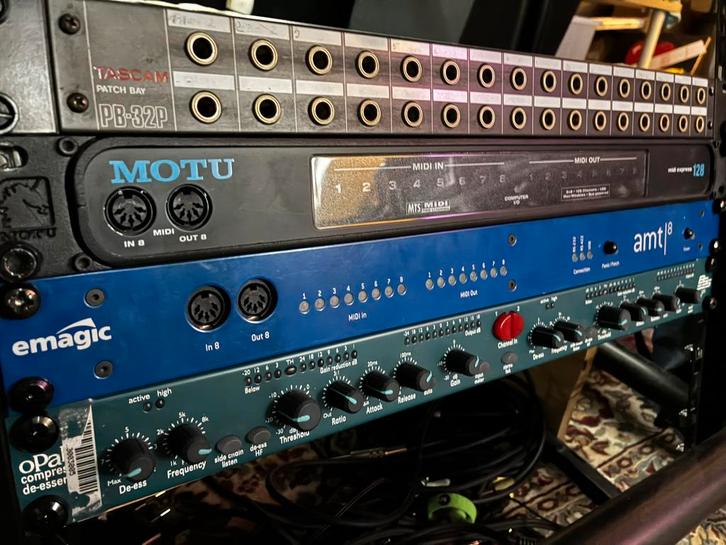 Rackunits + rack, Muziek en Instrumenten, Effecten, Zo goed als nieuw, Compressor, Ophalen of Verzenden