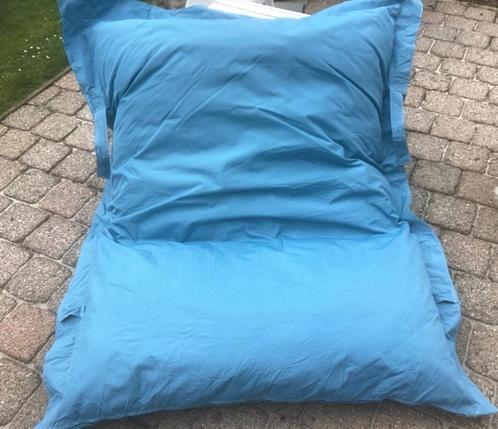 Poef met blauwe binnen-/buitenrugleuning met afneembare hoes, Huis en Inrichting, Zetels | Voetbanken en poefs, Nieuw, 100 tot 125 cm