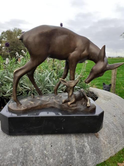 SUPERBE BRONZE ANIMALIER (la biche et son faon)., Antiquités & Art, Antiquités | Bronze & Cuivre, Bronze, Enlèvement ou Envoi