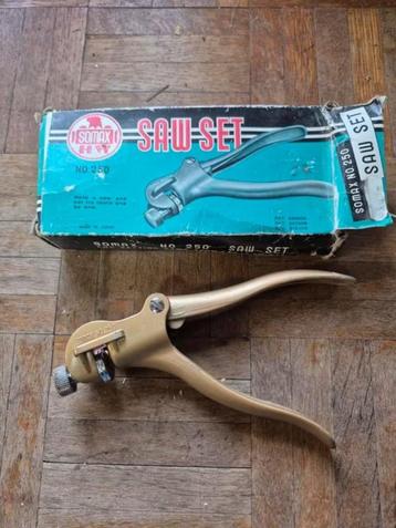 Tang om zaagtanden te zetten beschikbaar voor biedingen