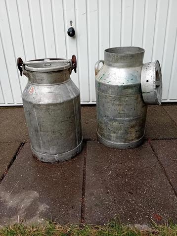 2x oude melkbus.  beschikbaar voor biedingen