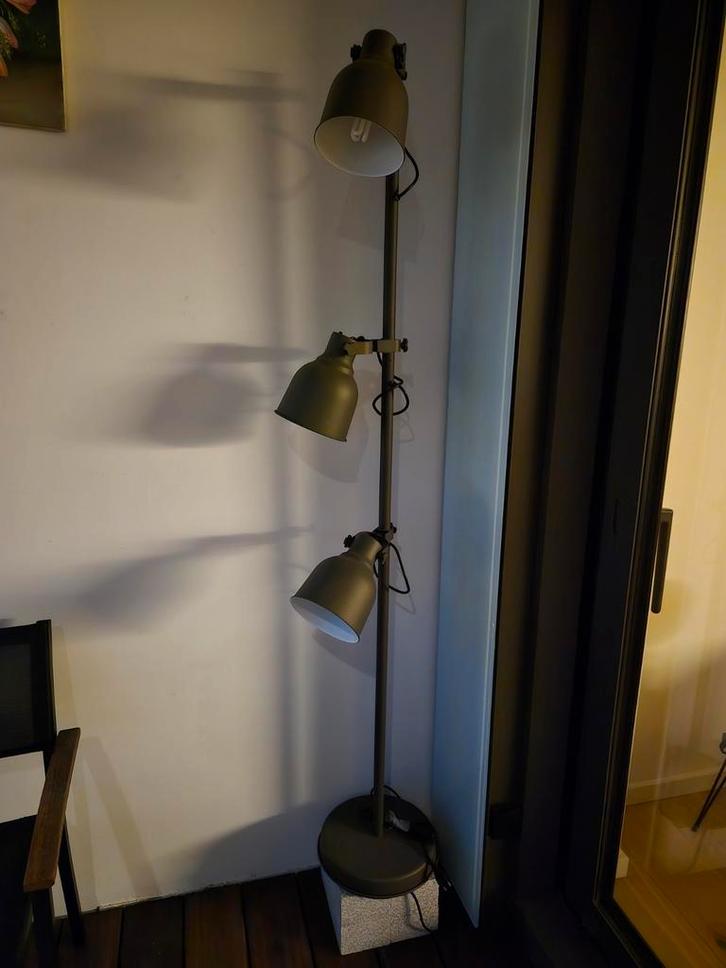 Magnifique nouveau lampadaire à trois spots, lampes économie, Jardin & Terrasse, Éclairage extérieur, Neuf, Spots, Aluminium, Enlèvement ou Envoi