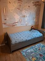 Kinderkamer/babybedje- dressoir, kledingkast en nachtkastje