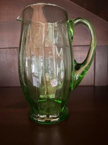 Antieke karaf in groen glas