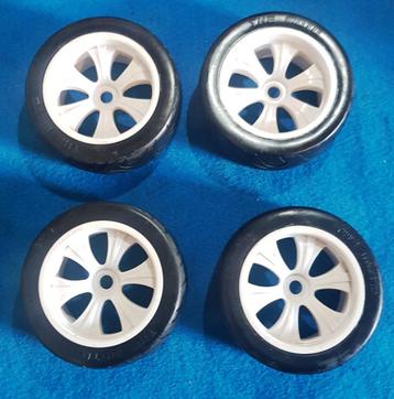 Een leuke set van 1/8 straatbanden op velgen 17mm Hex  beschikbaar voor biedingen