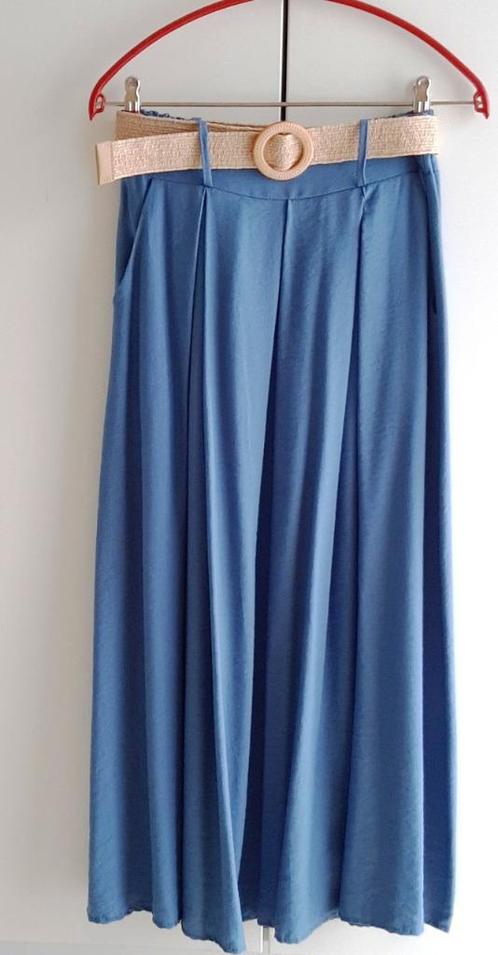 Te koop: Nieuw!!!! Mooie lange blauwe rok met riem., Kleding | Dames, Rokken, Nieuw, Blauw, Onder de knie, Ophalen