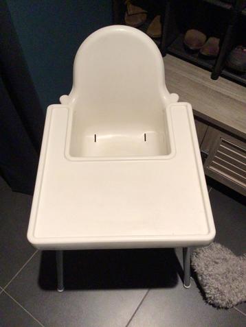Hoge plastiek IKEA stoel voor peuters 
