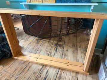 Spiegel in grenenhout beschikbaar voor biedingen