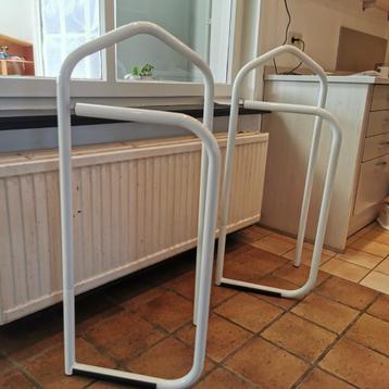 2 moderne witte kledingstaanders voor 20 euro samen beschikbaar voor biedingen