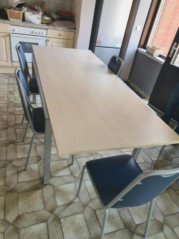 Keukentafel + 8 stoelen beschikbaar voor biedingen