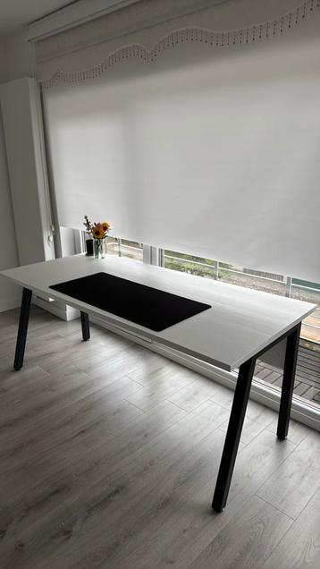 Bureau te koop beschikbaar voor biedingen