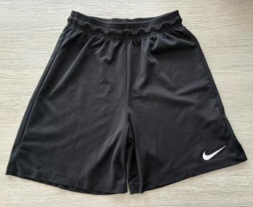 Short de sport Nike (L = 146/158) disponible aux enchères