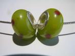 Glas bedel: groen met gele en rode bollen, Handtassen en Accessoires, Bedels, Overige merken, Glas of Kristal, Nieuw, Ophalen of Verzenden