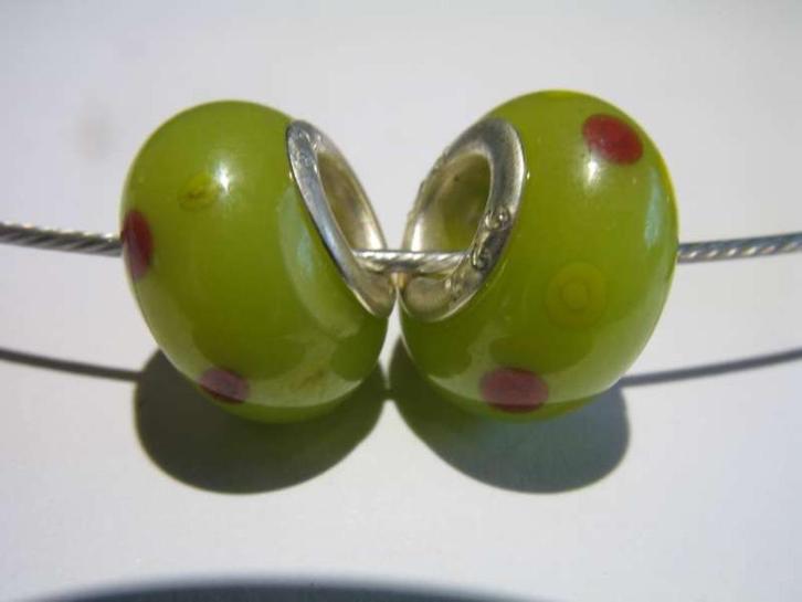 Glas bedel: groen met gele en rode bollen, Handtassen en Accessoires, Bedels, Nieuw, Overige merken, Glas of Kristal, 2 of 3 bedels