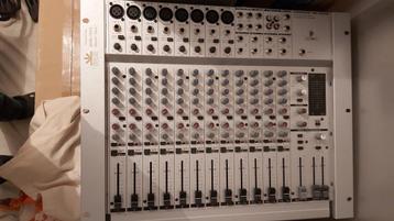 Behringer mx2004A beschikbaar voor biedingen
