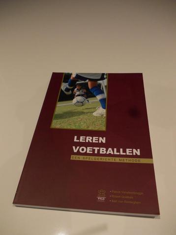 Leren voetballen, een spelgerichte methode. beschikbaar voor biedingen