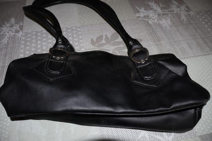 Dameshandtas met schouderriemen, Handtassen en Accessoires, Tassen | Damestassen, Zo goed als nieuw, Schoudertasje, Zwart, Ophalen of Verzenden