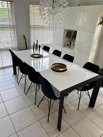 Uitrekbare gelakte tafel beschikbaar voor biedingen