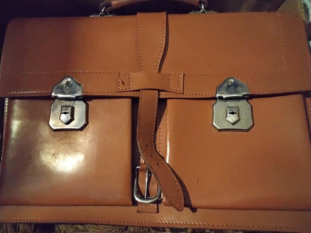 Cartable Vintage en cuir fauve en parfait état, Moins de 30 cm, Cuir, Enlèvement ou Envoi, Autres couleurs