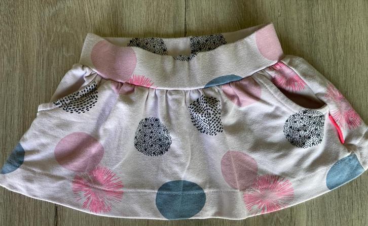 Roze rokje "Noppies"met bollen -maat 74, Kinderen en Baby's, Babykleding | Maat 74, Zo goed als nieuw, Meisje, Jurkje of Rokje