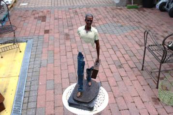 Fragmentarische man in een wit sweatshirt, gesigneerd brons. beschikbaar voor biedingen