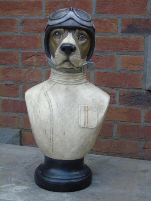 Standbeeld van een buste hondenbestuurder van een oude auto,, Tuin en Terras, Tuinbeelden, Nieuw, Dierenbeeld, Kunststof, Ophalen of Verzenden