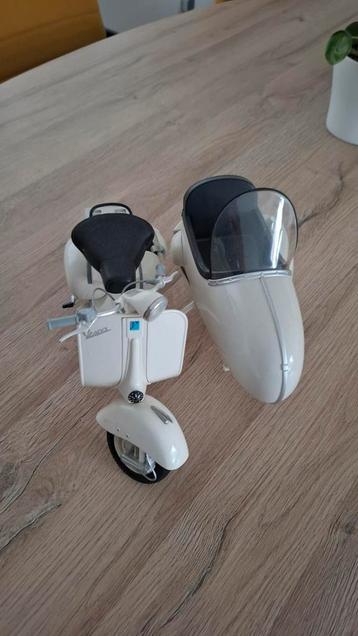 Metalen Vespa met zijspan beschikbaar voor biedingen