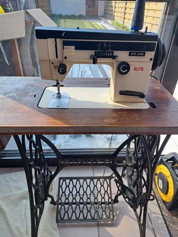 semi prof. naaimachine. Heel weinig gebruikt., Antiek en Kunst, Antiek | Naaimachines, Ophalen