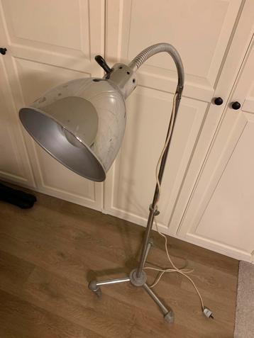 Vintage vloerlamp op wieltjes  beschikbaar voor biedingen