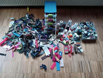 Groot lot naaigerief ( ritsen, garen, linten,...) beschikbaar voor biedingen