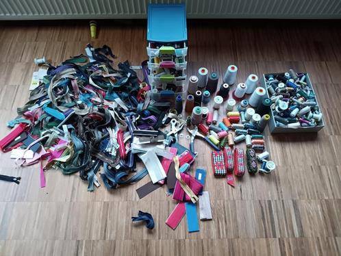 Groot lot naaigerief ( ritsen, garen, linten,...), Hobby en Vrije tijd, Naaien en Fournituren, Zo goed als nieuw, Rits of Sluiting