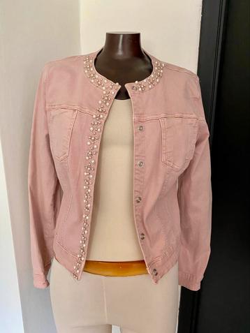 Mooi roze spijkerjack beschikbaar voor biedingen