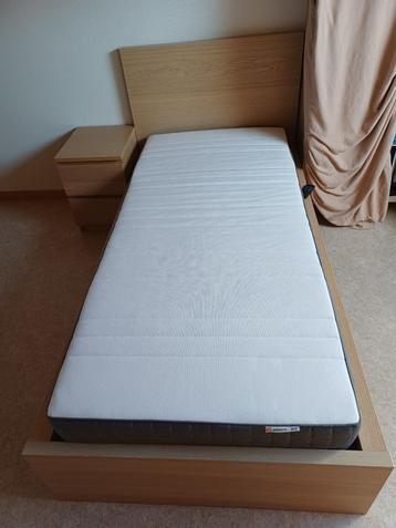1 pers bed+ electrische lattenbodem+matras+nachtkastje IKEA beschikbaar voor biedingen