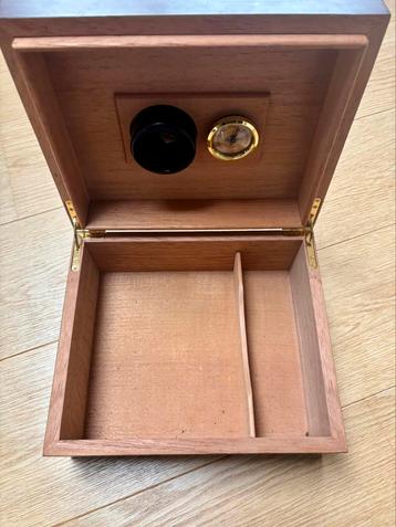 Boîte à cigars / humidoir  beschikbaar voor biedingen